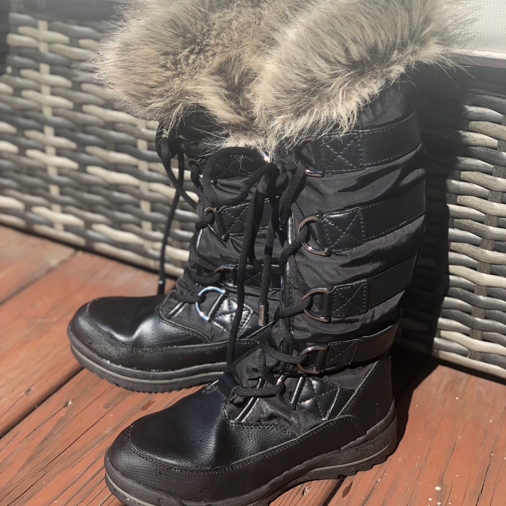 Guess Snow boots.
